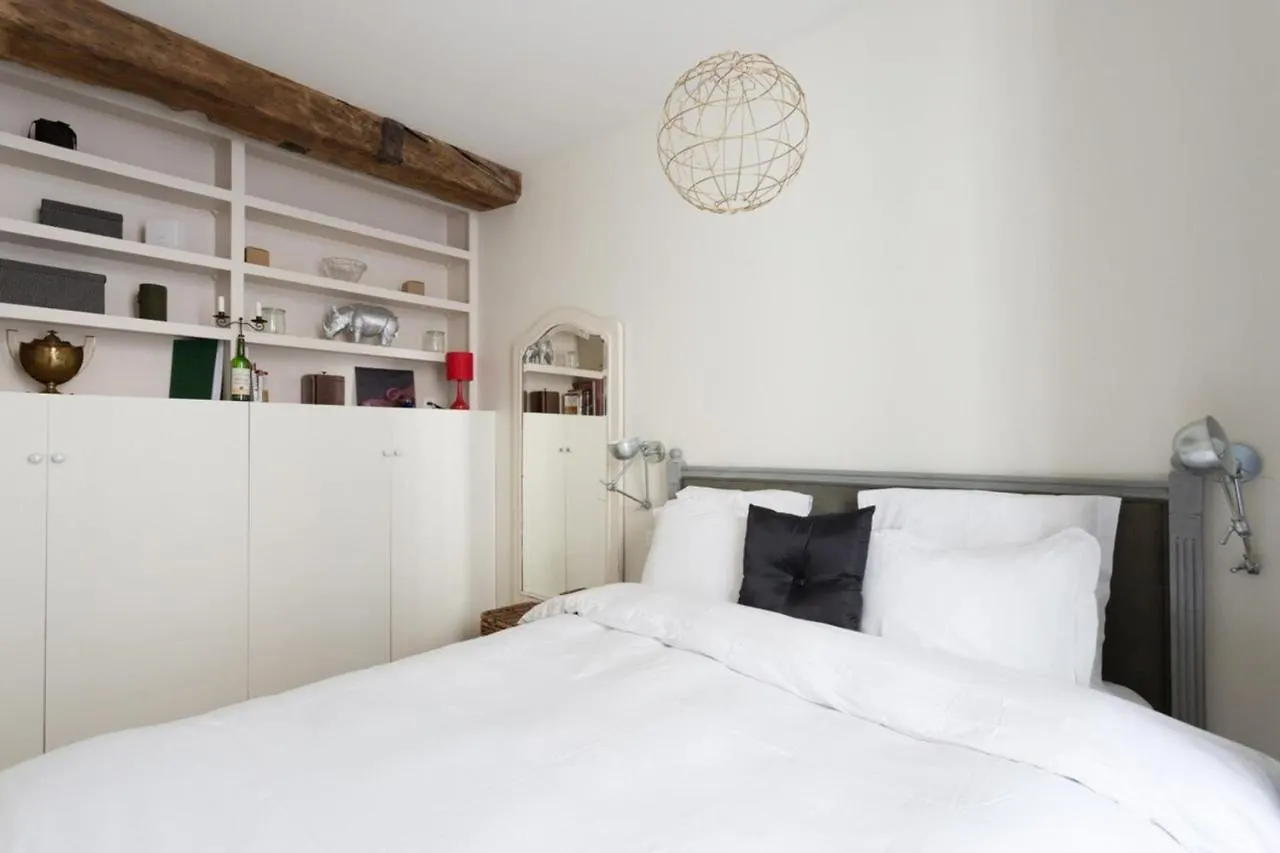 Charming In Le Marais パリ